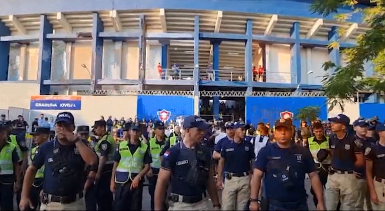 Hinchas de Talleres dieron positivo en el test de alcoholemia. (Foto: captura video)