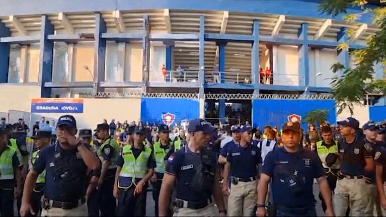 Hinchas de Talleres dieron positivo en el test de alcoholemia. (Foto: captura video)