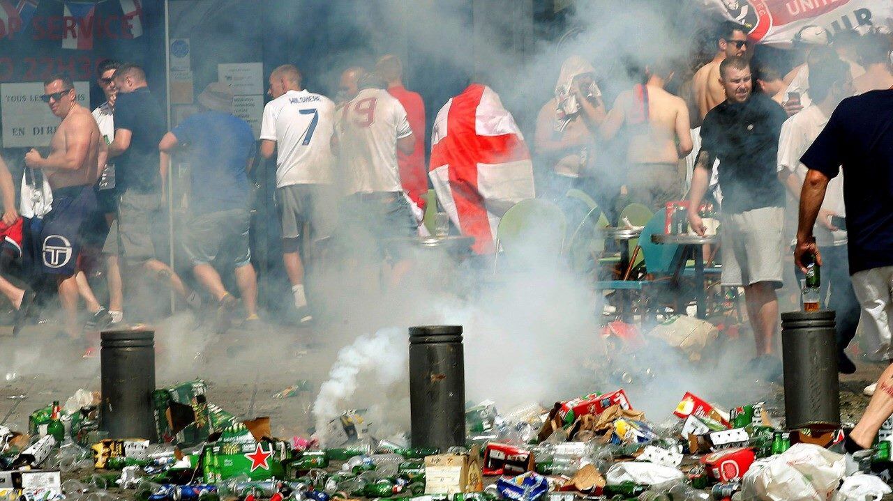 Hinchas ingleses y rusos se cruzaron en Marsella.