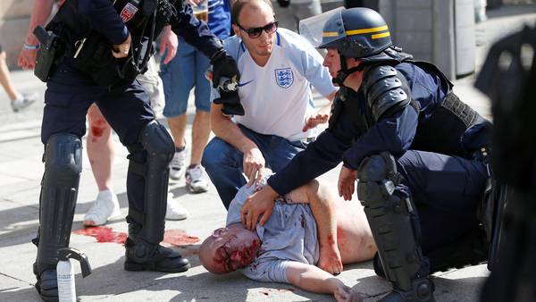 Hinchas ingleses y rusos se cruzaron en Marsella.