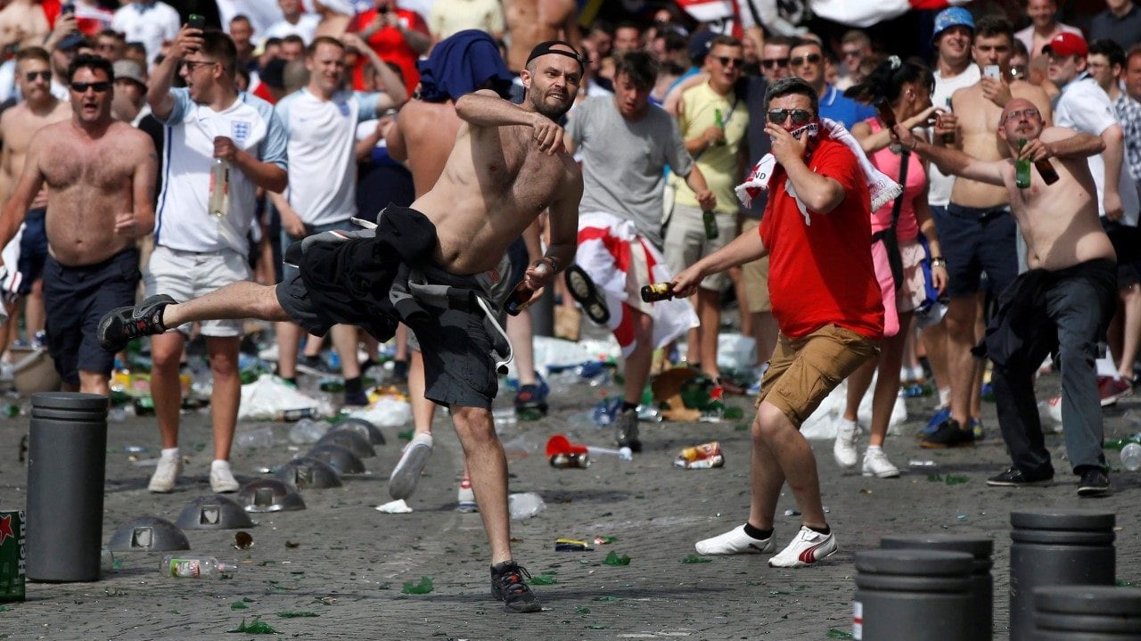 Hinchas ingleses y rusos se cruzaron en Marsella.