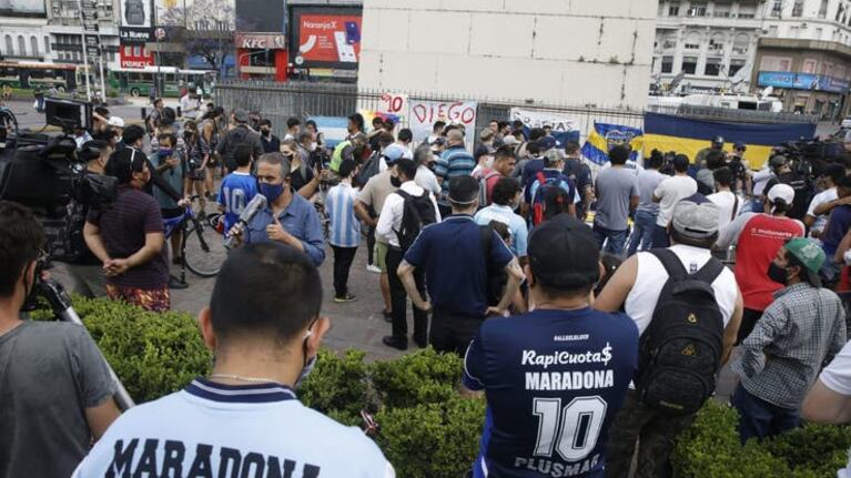 Hinchas le dieron el último adiós a Maradona en el Obelisco. Foto: Fabián Marelli
