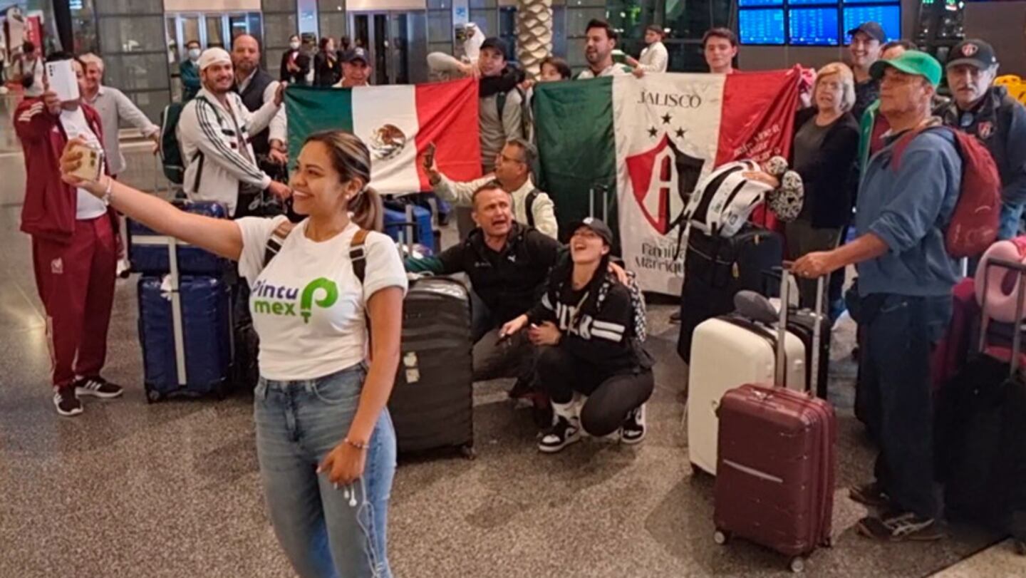 Hinchas mexicanos en el aeropuerto de Doha.