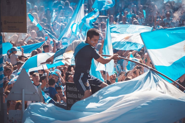 Hinchas y futbolistas se encontraron en una multitudinaria caravana y coparon las calles de Buenos Aires.