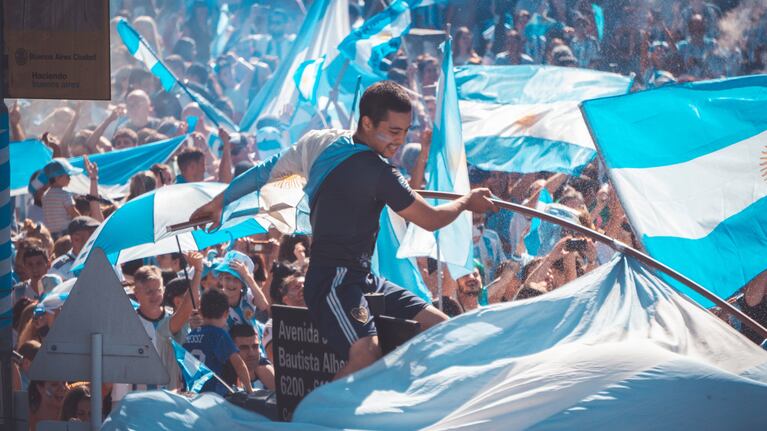 Hinchas y futbolistas se encontraron en una multitudinaria caravana y coparon las calles de Buenos Aires.