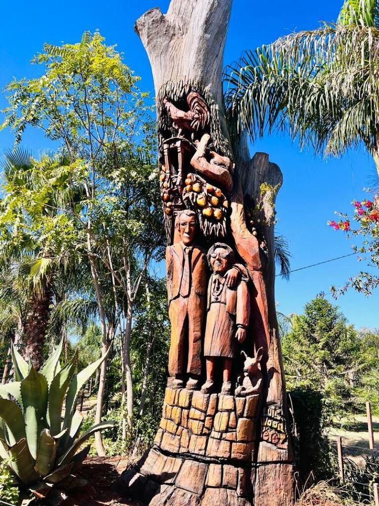 Hizo tallar la imagen de sus padres en un árbol y causó furor en el interior de Córdoba