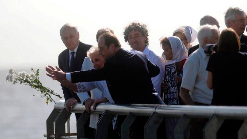 Hollande y Carlotto arrojaron flores al Río de la Plata. Fotos: Diario Clarín.