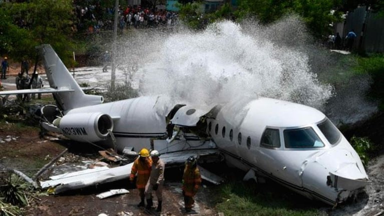 Honduras: un avión se partió al aterrizar y terminó en una calle