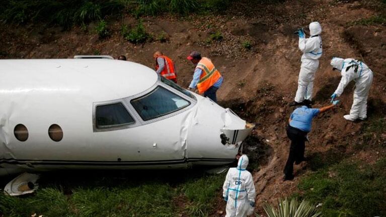 Honduras: un avión se partió al aterrizar y terminó en una calle