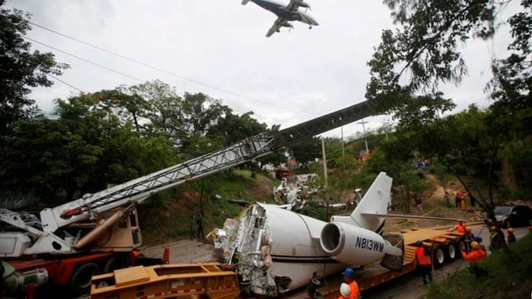 Honduras: un avión se partió al aterrizar y terminó en una calle