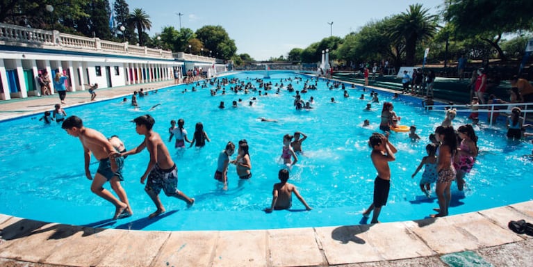 Horarios y precios de las piletas municipales cordobesas durante las fiestas