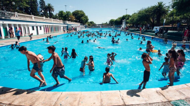 Horarios y precios de las piletas municipales cordobesas durante las fiestas
