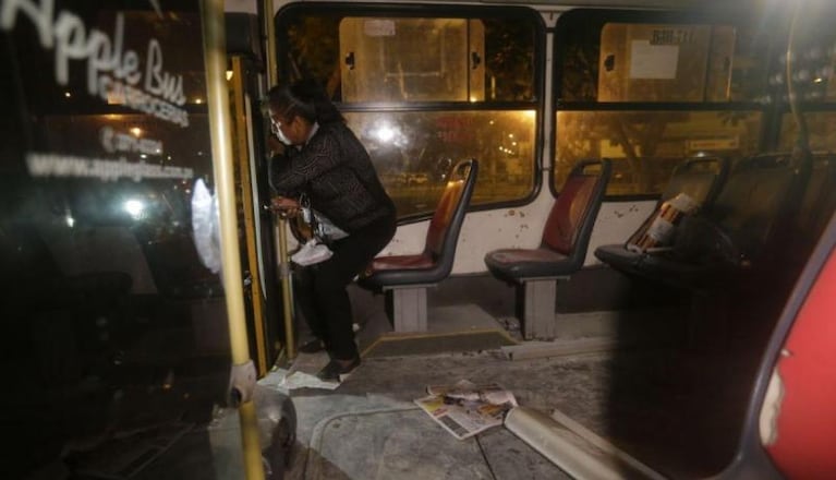 Horror en Perú: un hombre intentó quemar a una mujer en un colectivo