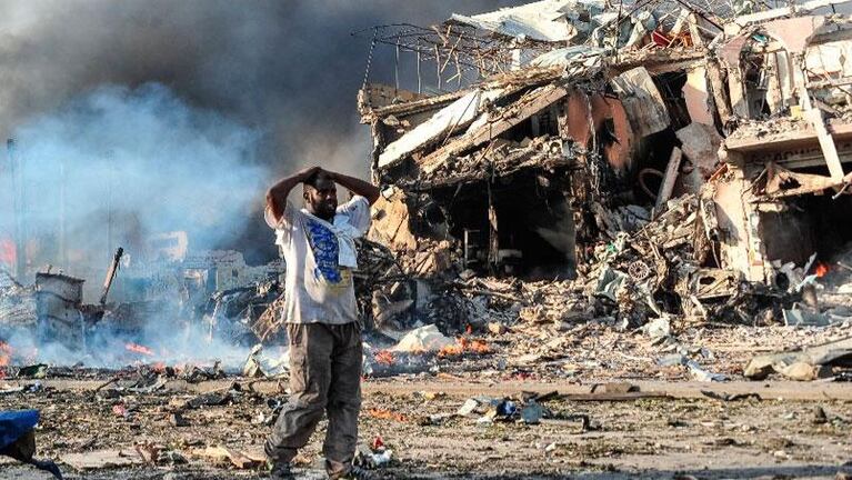 Horror en Somalia: más de 230 muertos por un atentado