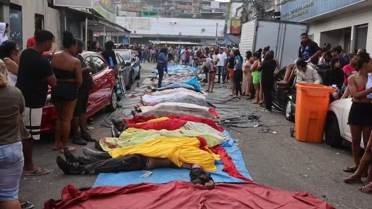 Horror: vecinos de Río de Janeiro hallan más de 50 cadáveres y los apilan en las calles