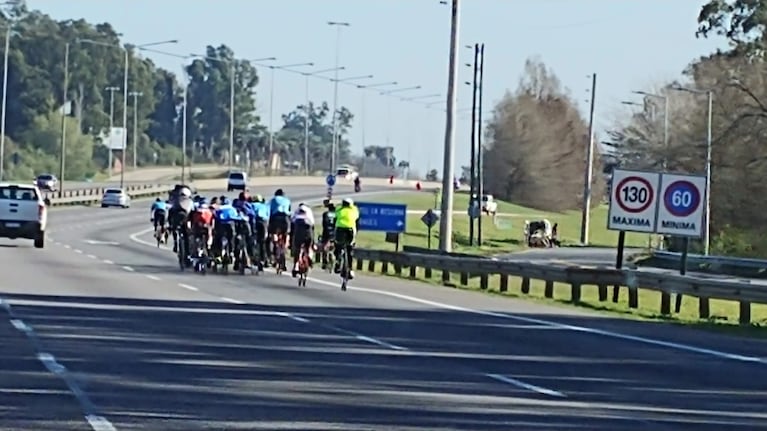 Un ciclista denunció que un policía lo embistió con su moto mientras circulaba por la Ruta 6: "Me tiró y me abandonó"