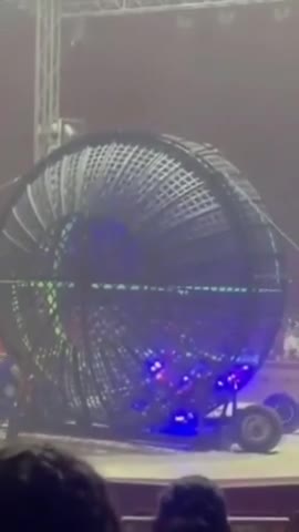 Video: un acróbata chileno murió tras un accidente en el “globo de la muerte” en medio de un show en Italia