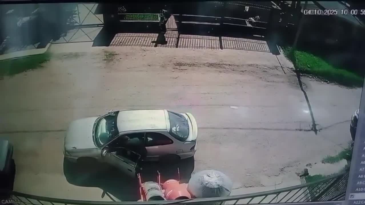 Un hombre asesinó a su hijastro de 4 años: así salía de la casa con el nene en brazos
