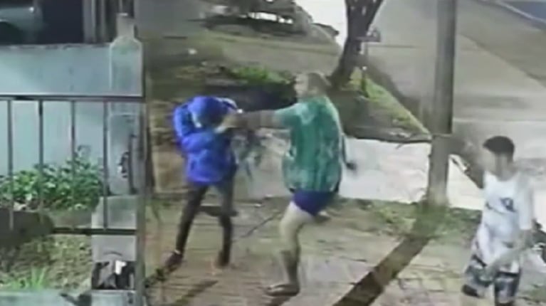 Salió en calzoncillos de su casa y evitó un robo
