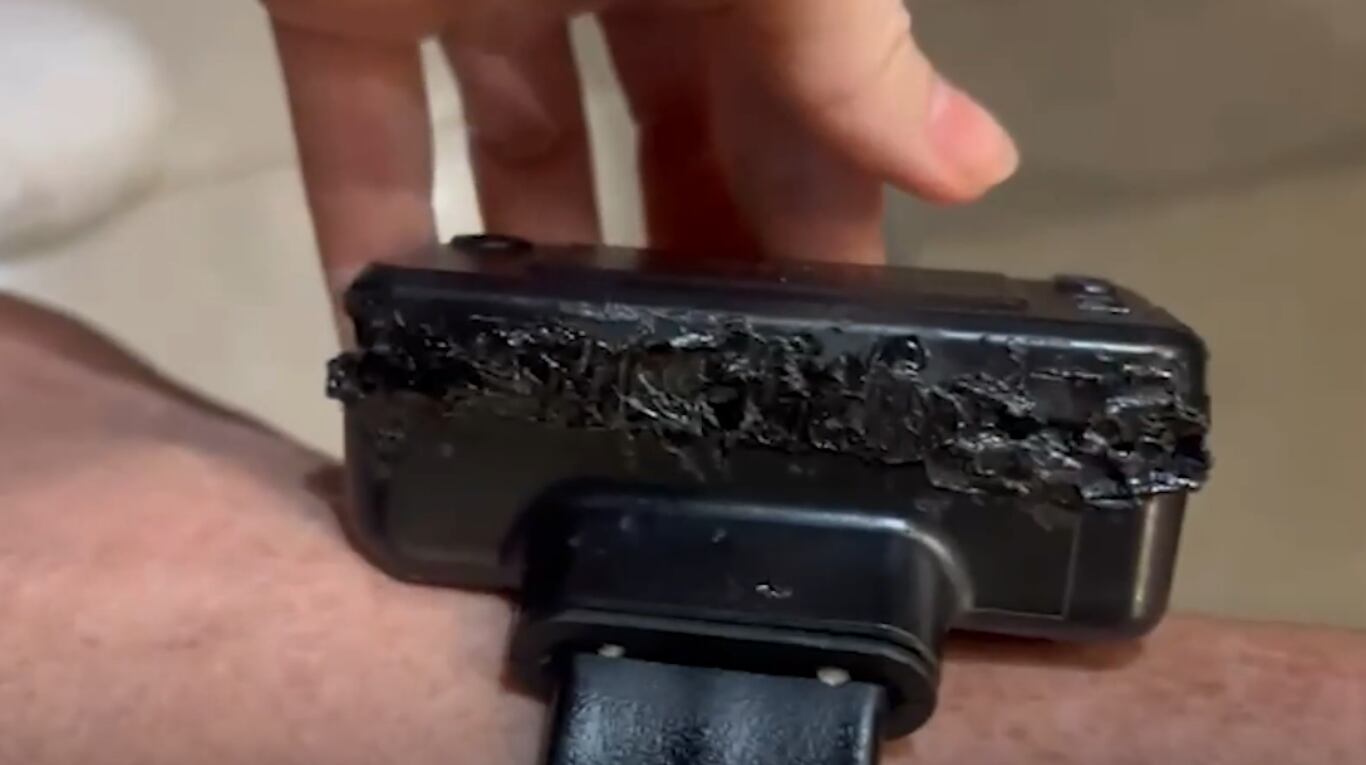 Un video de la policía brasileña muestra cómo intentó Bolsonaro romper la tobillera electrónica