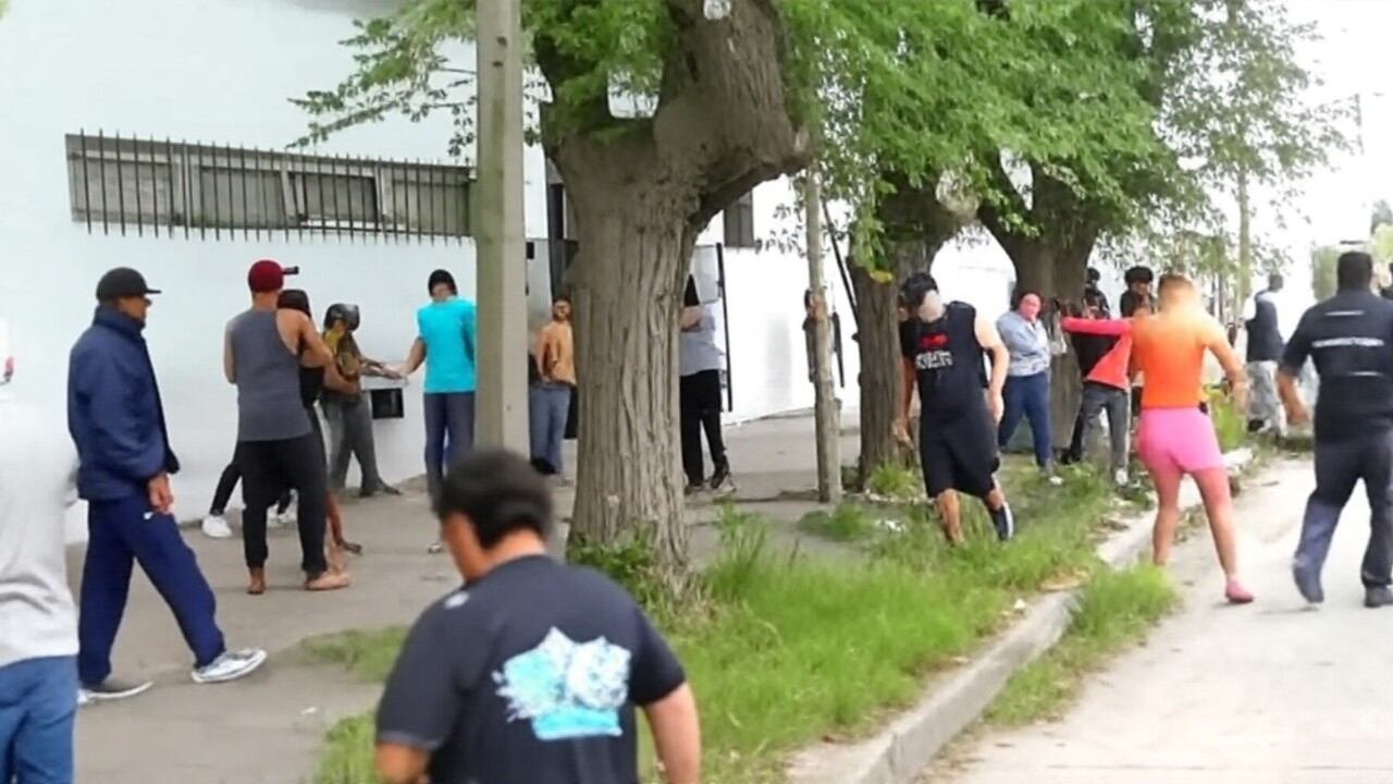Un nene de 10 años abusó de sus compañeras de 7 en la escuela y los padres le quemaron la casa