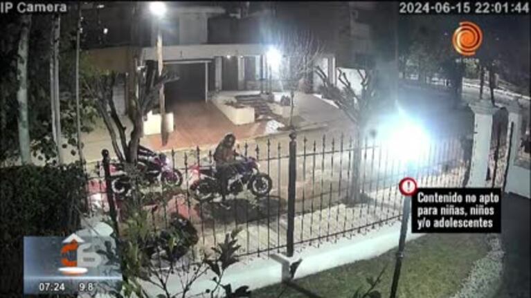 Video: motochoros las asaltaron a punta de pistola y antes de huir dispararon al aire