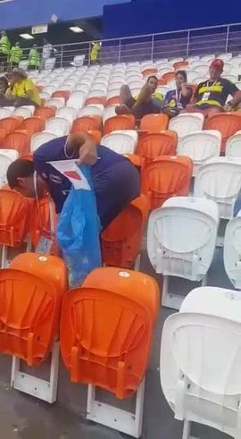 Los hinchas de Japón y Senegal limpiaron el estadio 