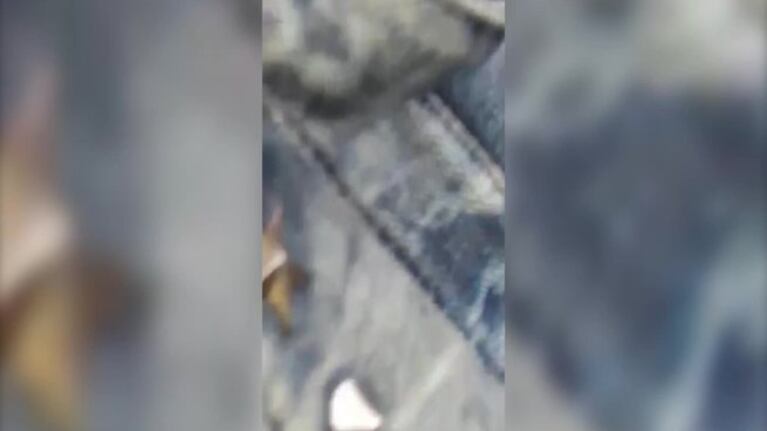 Un nene junta cartón en el centro