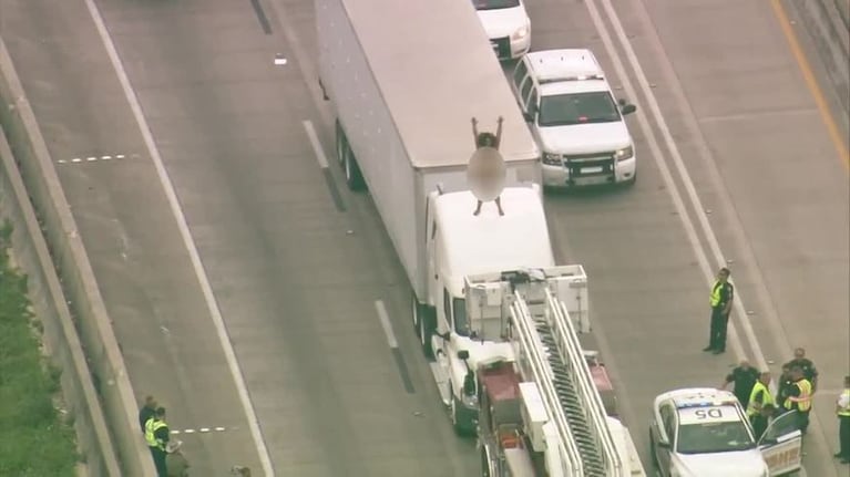 Mujer desnuda arriba de un camión