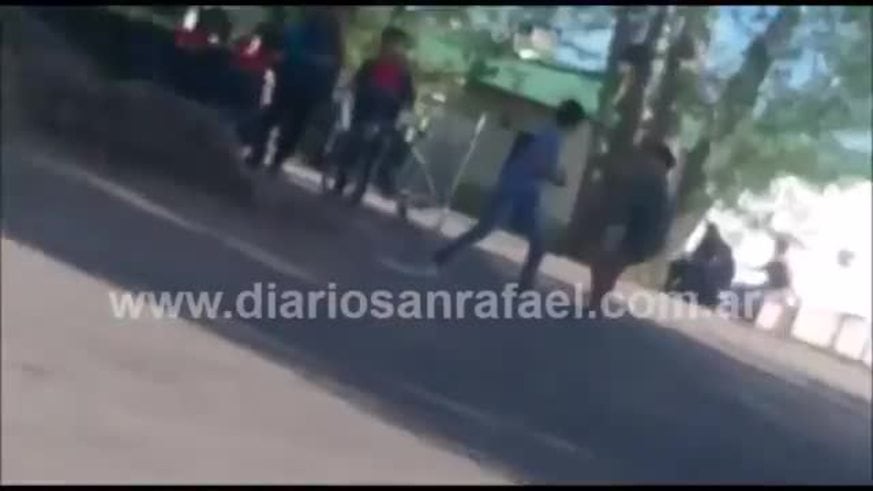 Un niño intentó ahogar a otro en una pelea callejera