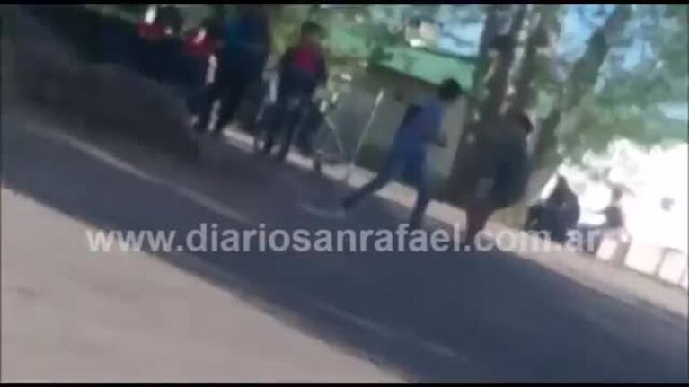 Un niño intentó ahogar a otro en una pelea callejera