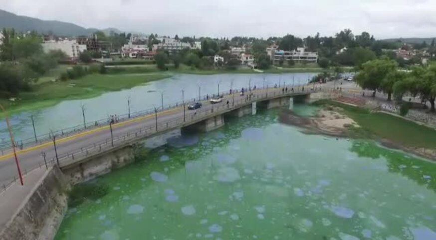 El lago San Roque verde y asqueroso, desde el aire