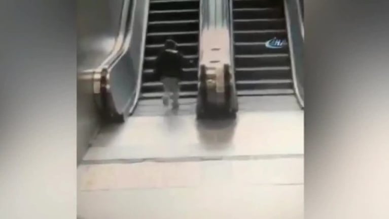 Quiso subir la escalera mecánica en el sentido opuesto