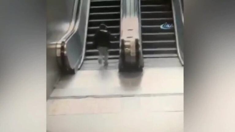 Quiso subir la escalera mecánica en el sentido opuesto