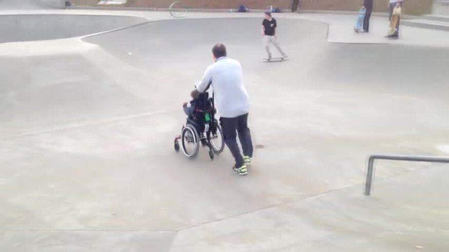 Un niño anduvo por la pista de skate en silla de ruedas 