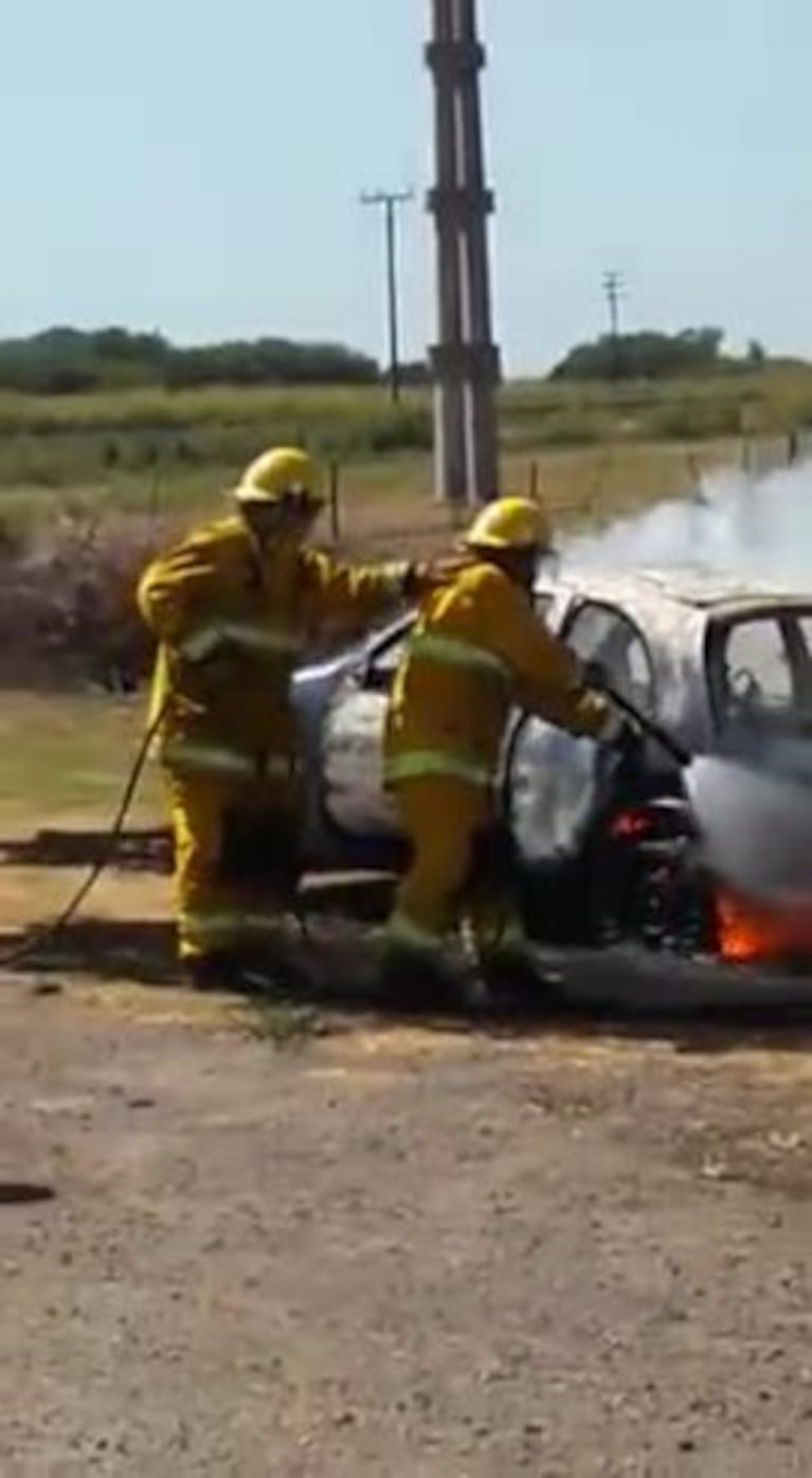 Prendió fuego su propio auto frente a policías