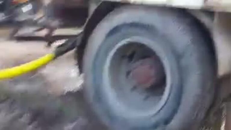 Un camión municipal llenó la pileta de un funcionario