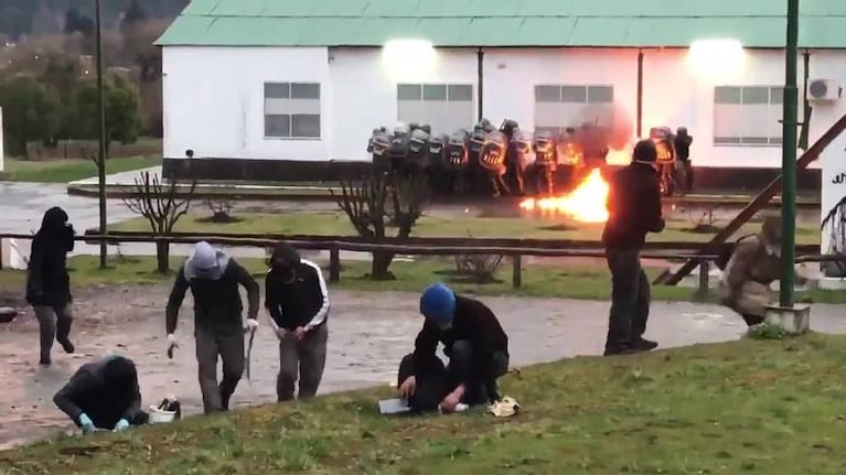 El Bolsón: lanzaron bombas molotov contra Gendarmería