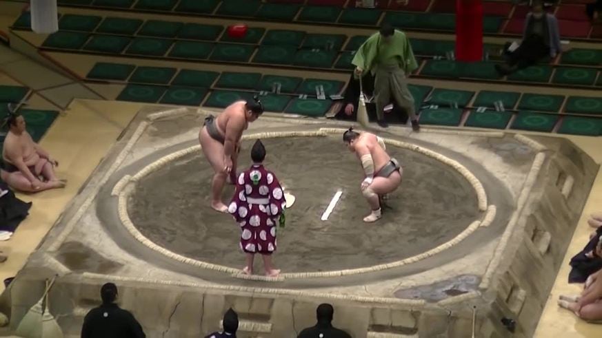 El luchador de sumo que cayó desplomado