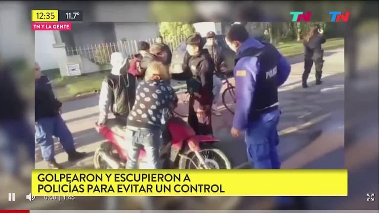 Así golpearon a policías en un control