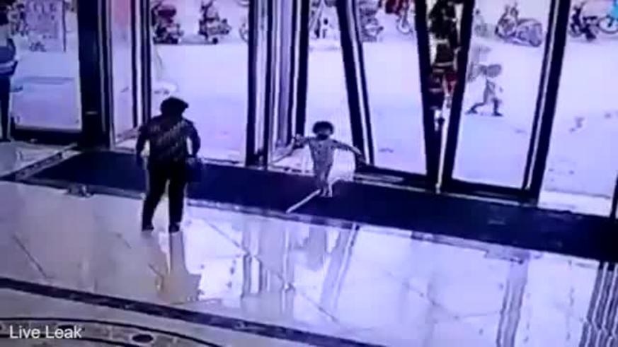 Una gran puerta de vidrio aplastó a una nena
