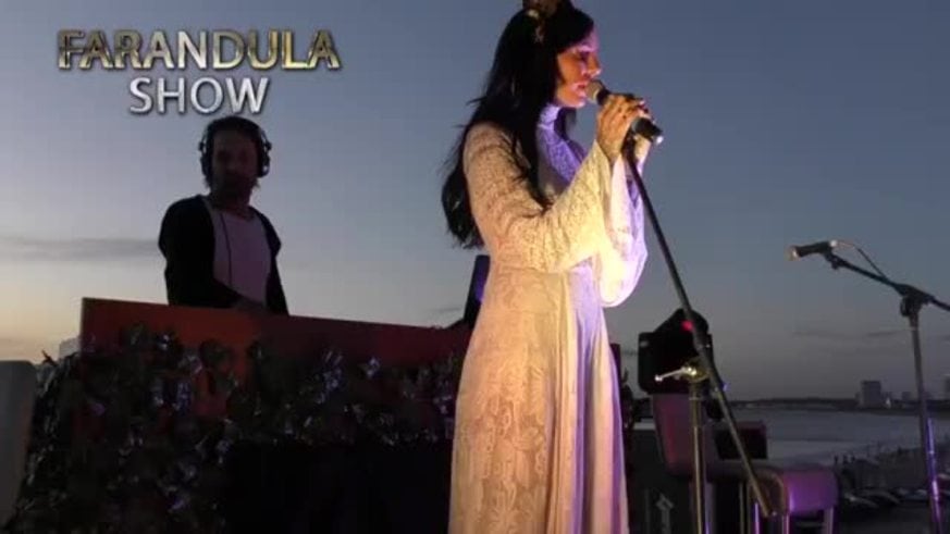 Cande Tinelli cantó en la playa de Punta del Este