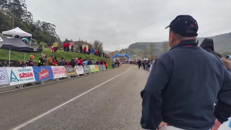 No quiso pasar a su rival porque se le había roto la bici