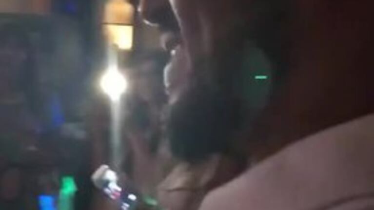 El beso de Moyano a Nicole en su cumpleaños