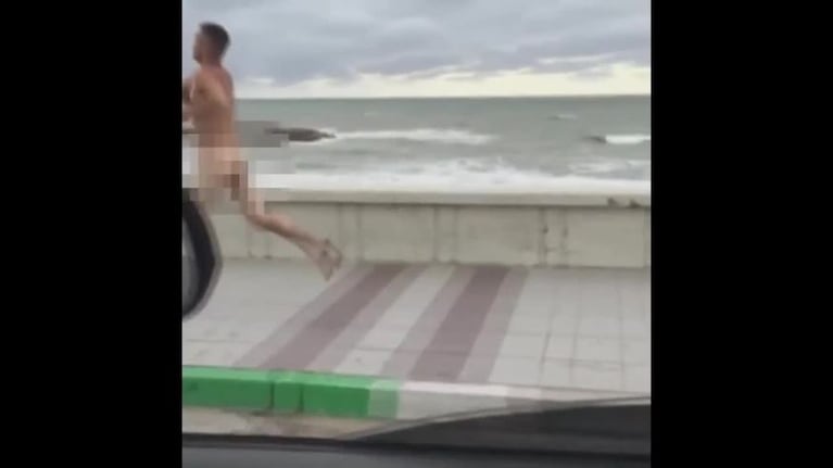 El loco que corre desnudo por la costa de Mar del Plata