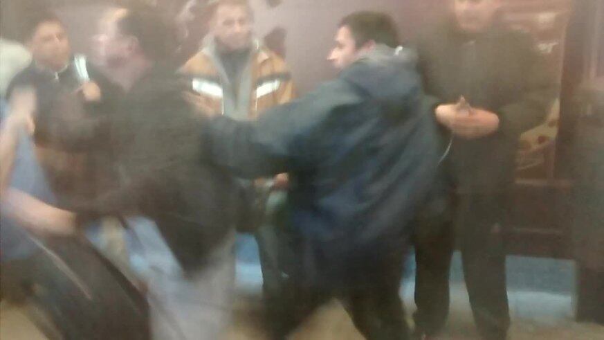 Un colectivero bajó a las trompadas a un pasajero que no quiso pagar el boleto