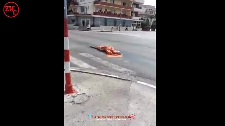 Un cadáver se cayó de un auto fúnebre