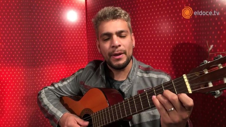 Gustavo Toro Corvalán canta el tema Vino Tinto