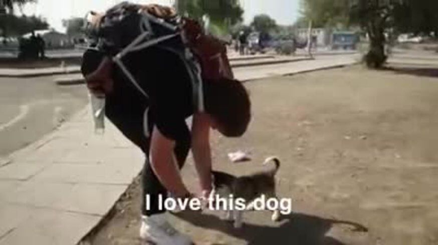 Un adolescente sirio camina junto a su mascota huyendo de la guerra