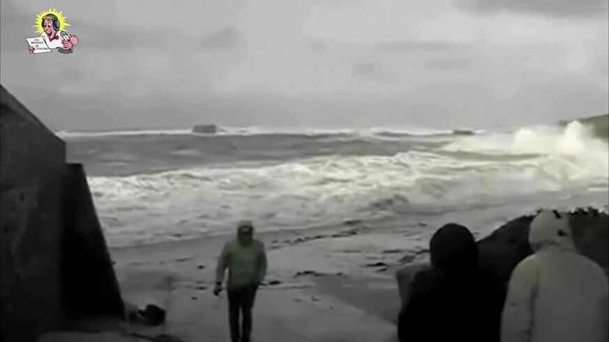 Una pareja arrastrada por las olas en Francia